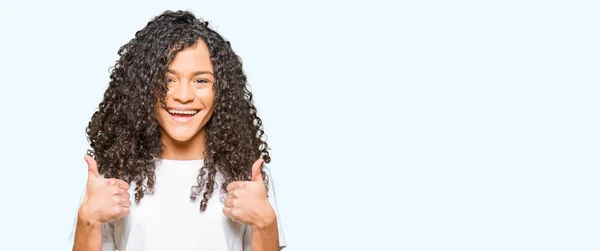 Mulher Bonita Nova Com Cabelo Encaracolado Vestindo Sinal Sucesso Branco — Fotografia de Stock