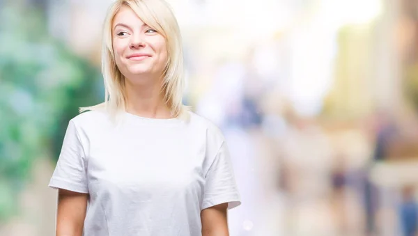 Mladá Krásná Blondýna Žena Nosí Bílé Tričko Izolované Pozadí Vypadající — Stock fotografie