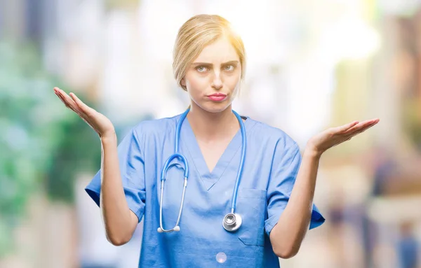 Ung Smuk Blond Læge Kirurg Sygeplejerske Kvinde Isoleret Baggrund Clueless - Stock-foto