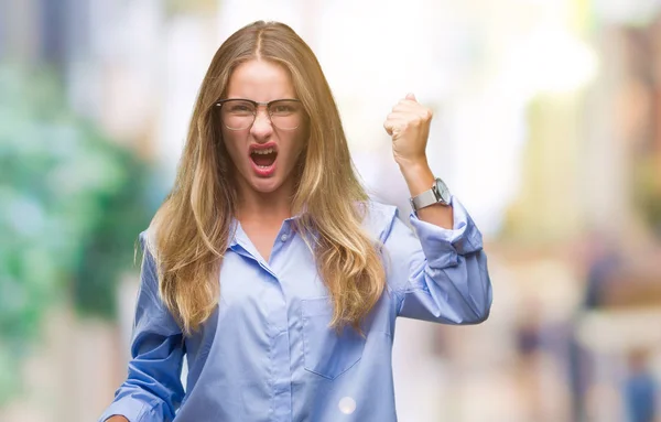 Kızgın Arka Plan Üzerinde Gözlük Takan Genç Güzel Sarışın Kadını — Stok fotoğraf