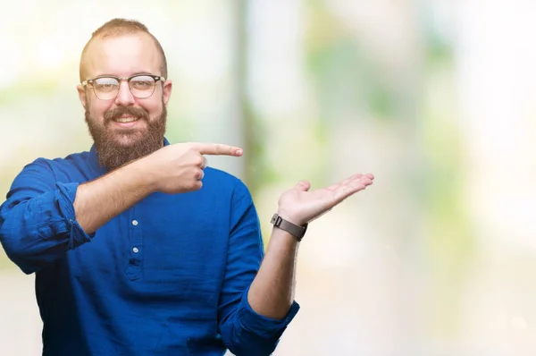 Young Caucasian Hipster Man Wearing Glasses Isolated Background Amazed Smiling — Stock Photo, Image