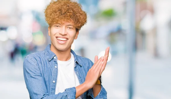 Joven Hombre Guapo Con Pelo Afro Vistiendo Chaqueta Mezclilla Aplaudiendo — Foto de Stock