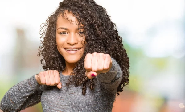 Mooie Jongedame Met Krullend Haar Dragen Van Grijze Trui Punching — Stockfoto