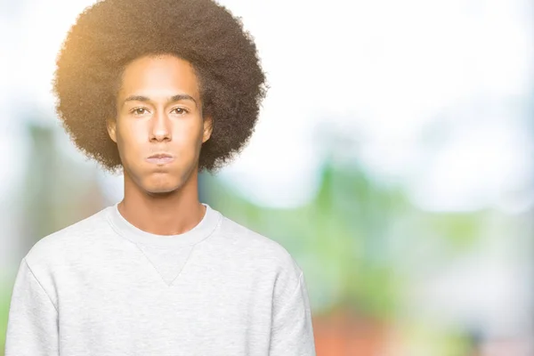 Junger Afrikanisch Amerikanischer Mann Mit Afro Haaren Sportlichem Sweatshirt Das — Stockfoto