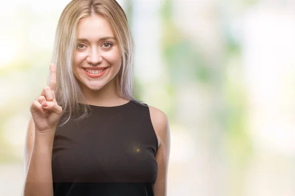 Jovem Loira Sobre Fundo Isolado Mostrando Apontando Para Cima Com — Fotografia de Stock