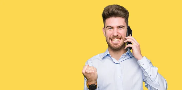 Mladý Pohledný Muž Obchodní Mluví Smartphone Křičí Hrdá Slaví Vítězství — Stock fotografie