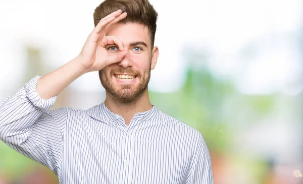 Joven Hombre Guapo Haciendo Buen Gesto Con Mano Sonriendo Los — Foto de Stock