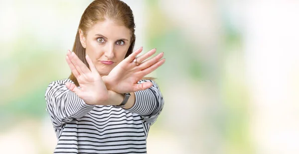 Ältere Schöne Frau Mittleren Alters Trägt Gestreiften Winterpullover Über Isoliertem — Stockfoto