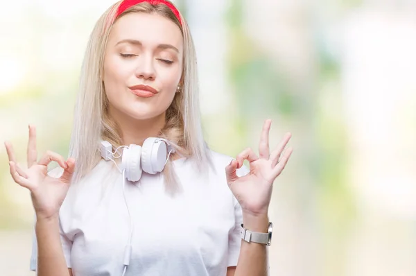 Mujer Rubia Joven Con Auriculares Escuchando Música Sobre Fondo Aislado — Foto de Stock