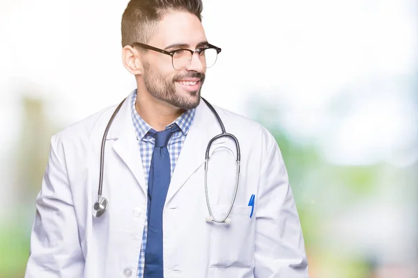 Bello Giovane Medico Sfondo Isolato Guardando Altra Parte Con Sorriso — Foto Stock