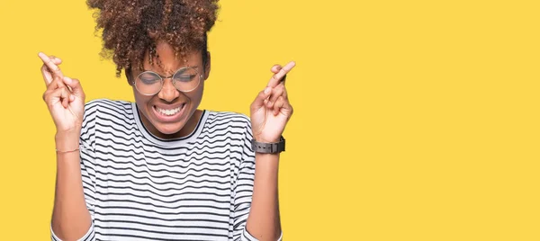 Красивая Молодая Африканская Американка Очках Изолированном Фоне Улыбается Скрещивая Пальцы — стоковое фото