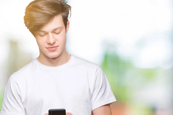 Mladý Muž Pomocí Smartphone Přes Izolované Pozadí Výrazem Věří Inteligentní — Stock fotografie