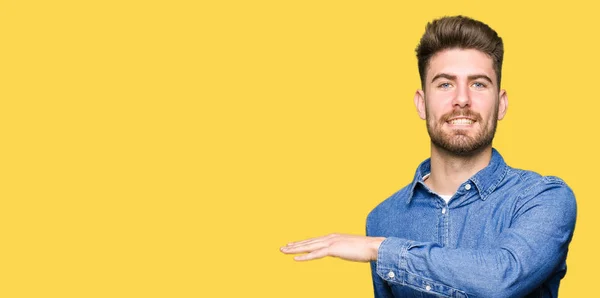 Joven Hombre Guapo Rubio Con Camisa Vaquera Casual Gesto Con —  Fotos de Stock