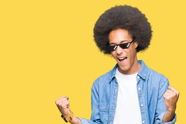 Молодий Афроамериканець Людиною Афро Волосся Окуляри Thug Життя Дуже Щасливий — стокове фото