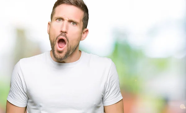 Hombre Guapo Vistiendo Casual Camiseta Blanca Cara Choque Buscando Escéptico —  Fotos de Stock