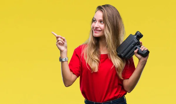 Joven Hermosa Mujer Rubia Filmando Con Cámara Vintage Sobre Fondo — Foto de Stock