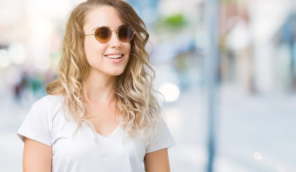 Piękna Młoda Kobieta Blonde Noszenie Okularów Przeciwsłonecznych Białym Tle Patrząc — Zdjęcie stockowe
