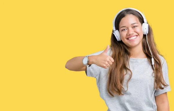 Νεαρή Όμορφη Γυναίκα Φορώντας Ακουστικά Ακούτε Μουσική Πέρα Από Απομονωμένο — Φωτογραφία Αρχείου