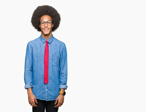 年轻的非洲裔美国商人与非洲头发戴眼镜和红色领带与一个快乐和冷静的笑容在脸上 幸运的人 — 图库照片