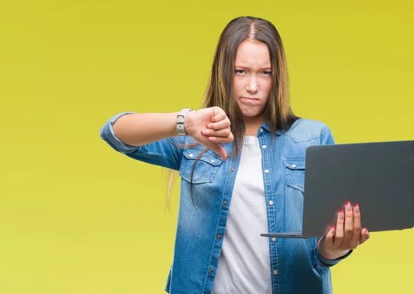 Молодая Белая Женщина Использует Ноутбук Изолированном Фоне Сердитым Лицом Негативный — стоковое фото