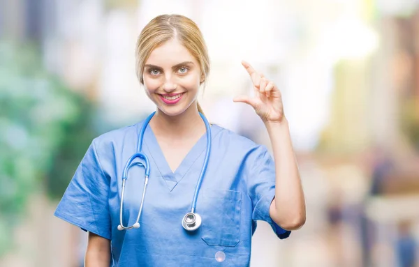 Junge Schöne Blonde Ärztin Chirurgin Krankenschwester Über Isoliertem Hintergrund Lächelnd — Stockfoto