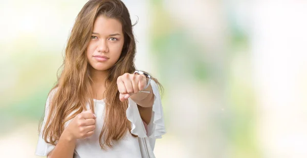 年轻美丽的黑发女商人在孤立的背景拳打脚踢拳头战斗 侵略性和愤怒的攻击 威胁和暴力 — 图库照片