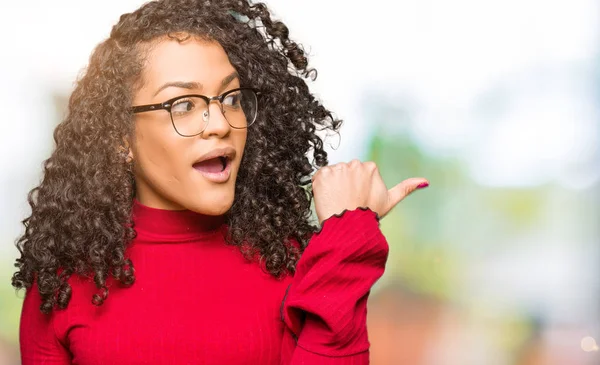 Junge Schöne Frau Mit Lockigem Haar Trägt Eine Brille Lächelt — Stockfoto