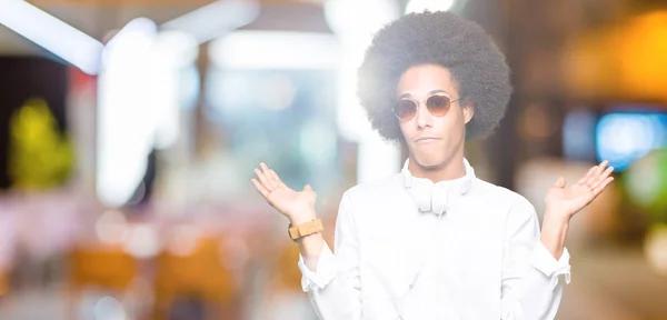 Jeune Homme Afro Américain Aux Cheveux Afro Portant Des Lunettes — Photo