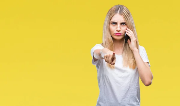 Junge Schöne Blonde Frau Spricht Mit Smartphone Über Isolierten Hintergrund — Stockfoto