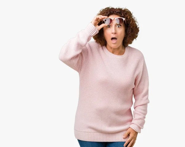 Schöne Seniorin Mittleren Alters Mit Rosa Pullover Und Sonnenbrille Über — Stockfoto