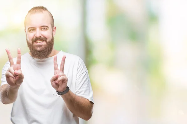 Hipster Kaukaski Młody Człowiek Ubrany Shirt Dorywczo Białym Tle Uśmiechnięty — Zdjęcie stockowe