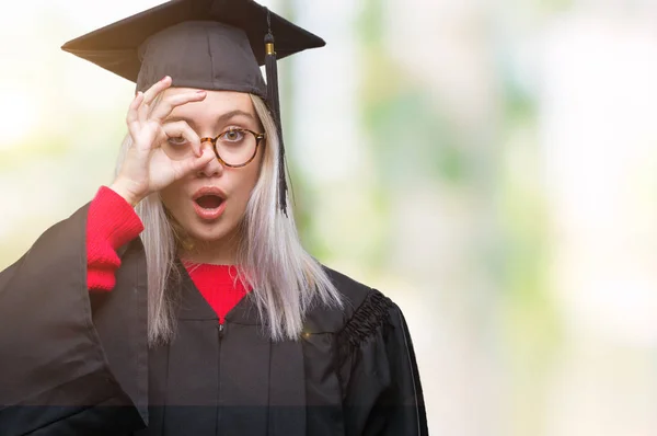 Jeune Femme Blonde Portant Uniforme Diplômé Sur Fond Isolé Faisant — Photo