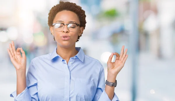 Jovem Mulher Negócios Afro Americana Bonita Sobre Fundo Isolado Relaxar — Fotografia de Stock