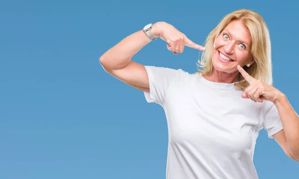 Middle Age Blonde Woman Isolated Background Smiling Confident Showing Pointing — Stock Photo, Image