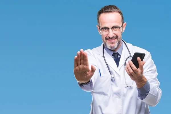 Médico Hoary Sênior Meia Idade Que Envia Mensagens Usando Smartphone — Fotografia de Stock