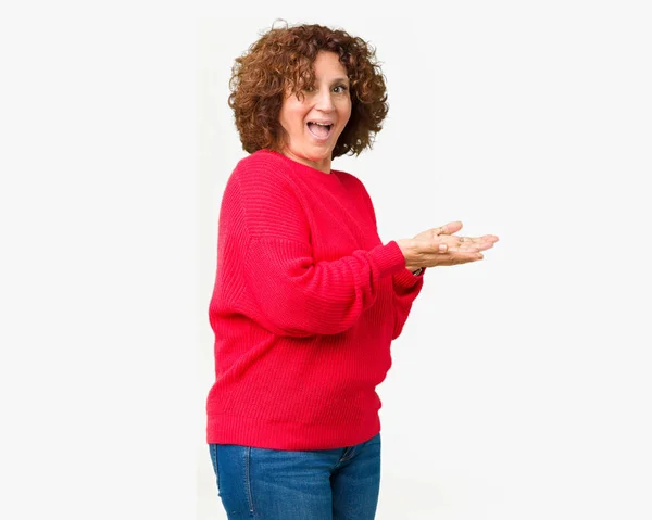 Mulher Sênior Meio Ager Bonita Camisola Inverno Vermelho Sobre Fundo — Fotografia de Stock