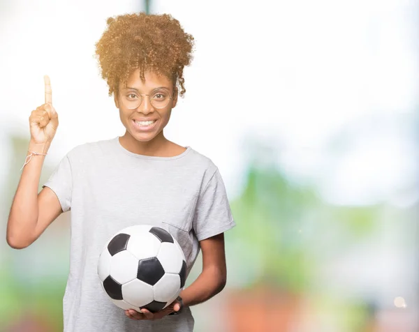 Genç Afrikalı Amerikalı Kadın Futbol Futbol Topu Tutan Arka Plan — Stok fotoğraf