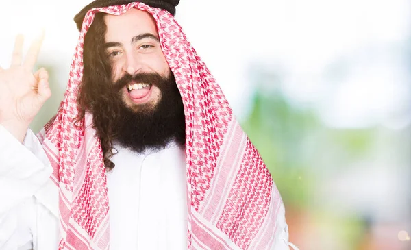 Arabský Obchodník Dlouhými Vlasy Nosí Tradiční Palestinou Šátek Úsměvem Pozitivní — Stock fotografie
