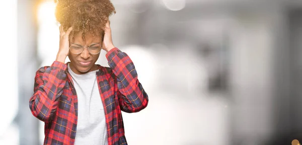 Belle Jeune Femme Afro Américaine Portant Des Lunettes Sur Fond — Photo