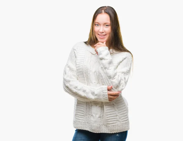 若い美しい白人女性の笑顔組んだ腕と手をあごに上げたカメラで自信を持って探して孤立の背景に冬のセーターを着ています 前向きに考えてください — ストック写真