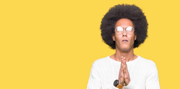 Joven Afroamericano Con Cabello Afro Llevando Gafas Mendigando Rezando Con — Foto de Stock