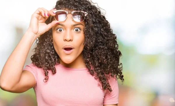 Joven Hermosa Mujer Con Pelo Rizado Con Gafas Sol Color — Foto de Stock