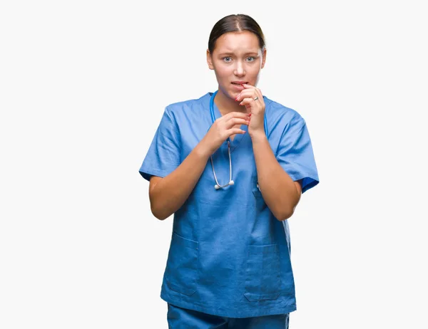 Mujer Joven Médica Caucásica Que Usa Uniforme Médico Sobre Fondo —  Fotos de Stock