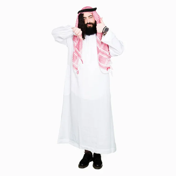 Арабский Бизнесмен Длинными Волосами Носящий Традиционный Шарф Кеффийе Делает Большие — стоковое фото