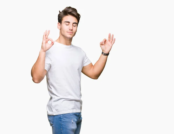 Joven Hombre Guapo Con Camiseta Blanca Sobre Fondo Aislado Relajarse —  Fotos de Stock