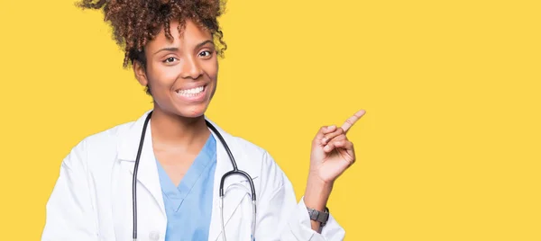Junge Afrikanisch Amerikanische Ärztin Über Isoliertem Hintergrund Mit Einem Breiten — Stockfoto