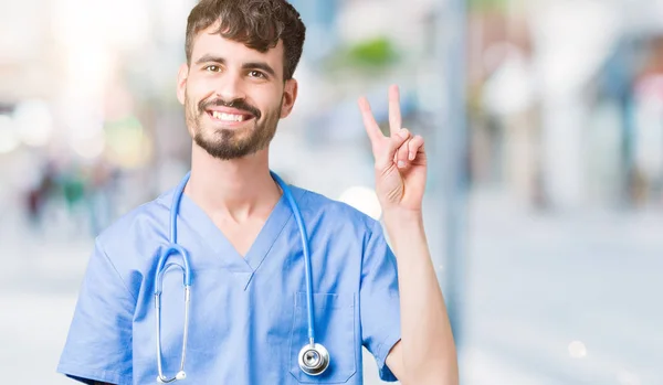 간호사 이상의 유니폼을 보여주는 자신감과 손가락으로 가리키는 — 스톡 사진
