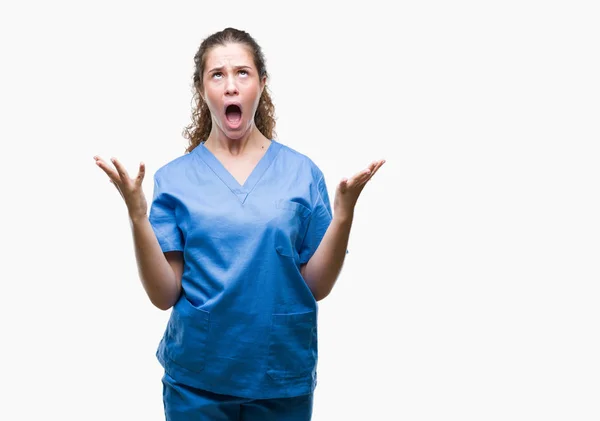 分離背景クレイジー 怒って叫んでと積極的な表現と腕を上げると叫んで経由看護師または外科医制服を着て若いブルネット医者少女 欲求不満のコンセプト — ストック写真