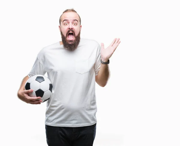 サッカー サッカー ボールの上に保持している若い白人ヒップ男笑顔で叫んで勝利を祝って背景非常に幸せと興奮 受賞式の分離し 手を上げた — ストック写真
