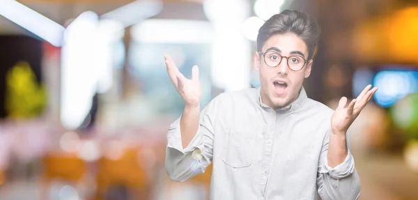 Giovane Bell Uomo Che Indossa Gli Occhiali Sfondo Isolato Celebrando — Foto Stock